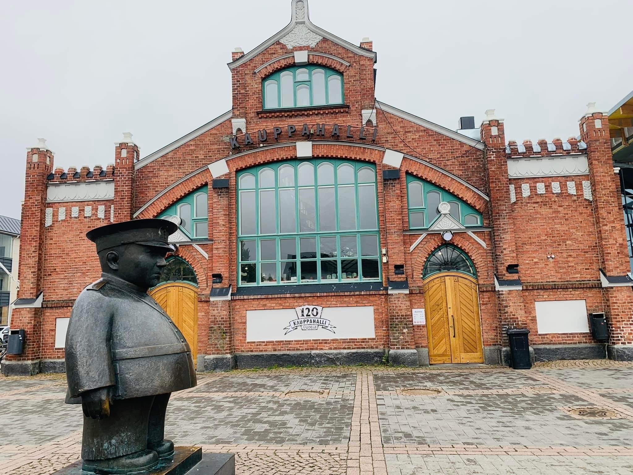 Toripolliisi (The Bobby at the Market Place)